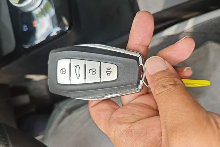 Used Geometry E Firefly 2024 301km Flowing Light Vehicle Key
