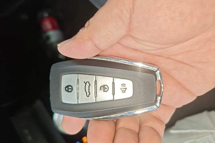 Used Geometry E Firefly 2024 301km Flowing Light Vehicle Key