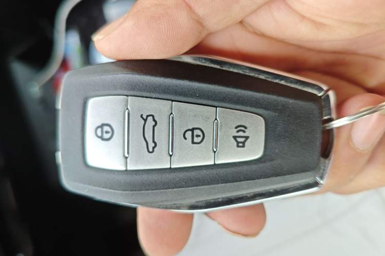 Used Geometry E Firefly 2024 301km Flowing Light Vehicle Key