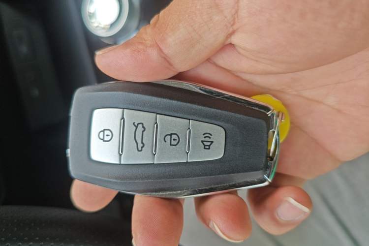 Used Geometry E Firefly 2024 301km Flowing Light Vehicle Key