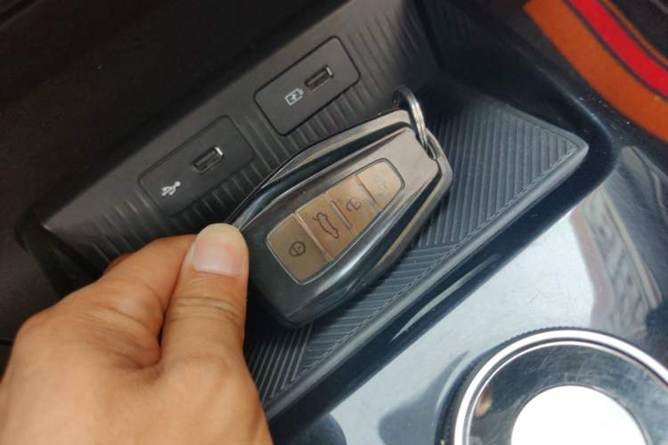 Used Geometry E Firefly 2024 301km Flowing Light Vehicle Key