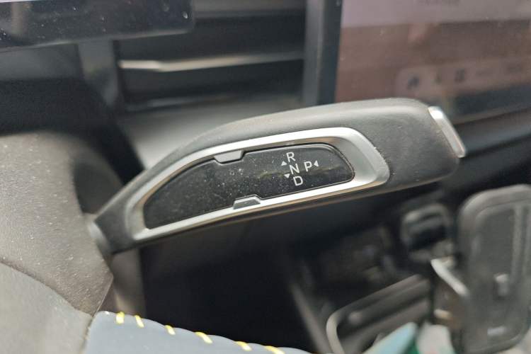 Used Geometry G6 2024 410 km Premium Version Gear Lever