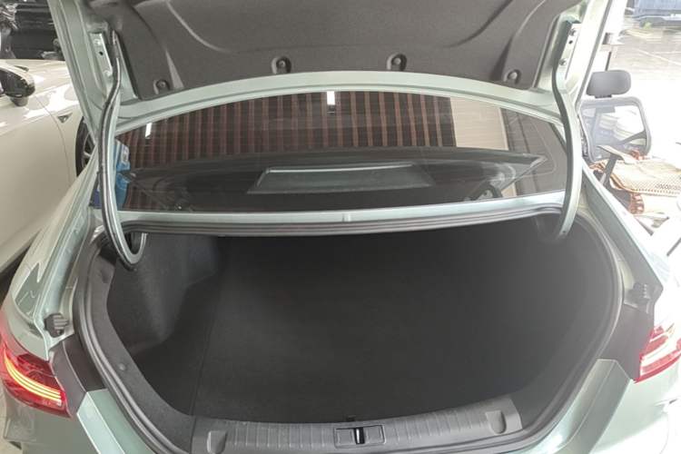 Used Geometry G6 2024 500KM Prestige Version Trunk