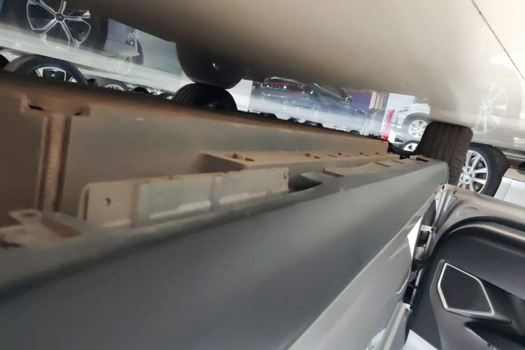 Used Geometry G6 2024 500KM Prestige Version Left Side Sill
