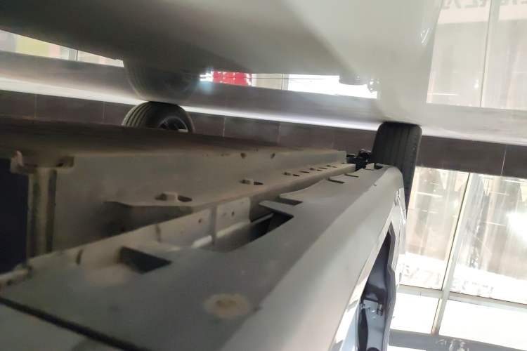 Used Geometry G6 2024 500KM Prestige Version Right Side Sill