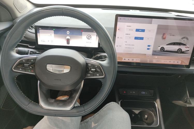 Used Geometry G6 2024 410 KM Luxury Version Center Console