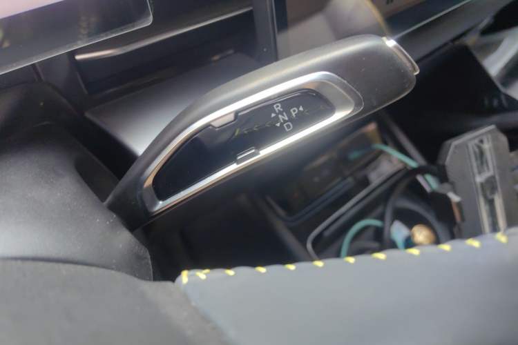Used Geometry G6 2024 410 KM Luxury Version Gear Lever
