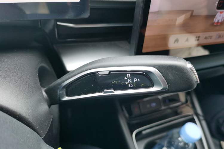 Used Geometry G6 2024 410 km Premium Version Gear Lever