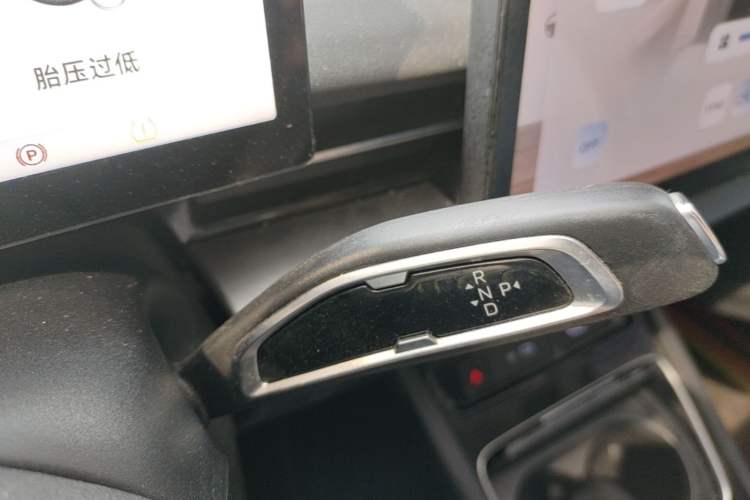 Used Geometry G6 2024 410 KM Luxury Version Gear Lever