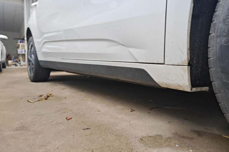 Used Geometry G6 2024 500KM Prestige Version Right Side Sill