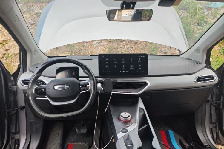 Used Geometry M6  Center Console