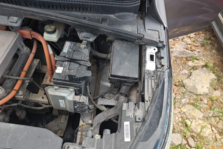 Used Geometry M6  Engine Bay Left
