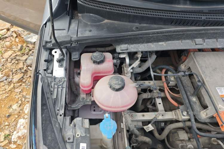 Used Geometry M6  Engine Bay Right