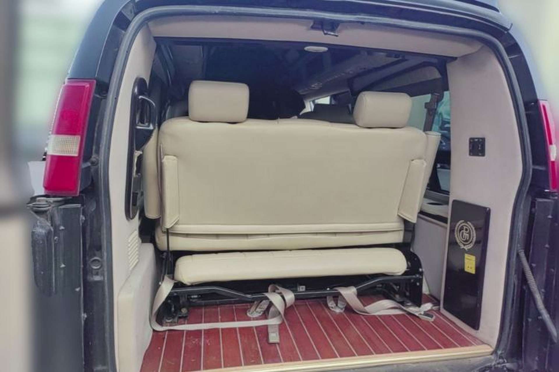 Used GMC SAVANA 2011 5.3L Business Star 7-seater Trunk
