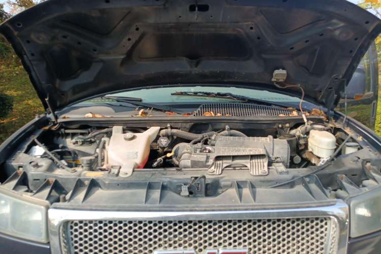 Used GMC SAVANA 2011 6.0L Business Star 7 seats Engine Bay