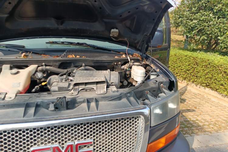 Used GMC SAVANA 2011 6.0L Business Star 7 seats Engine Bay Left