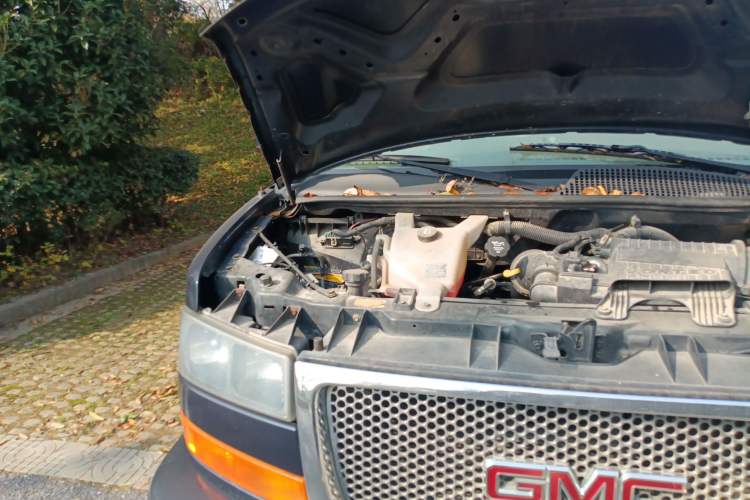 Used GMC SAVANA 2011 6.0L Business Star 7 seats Engine Bay Right
