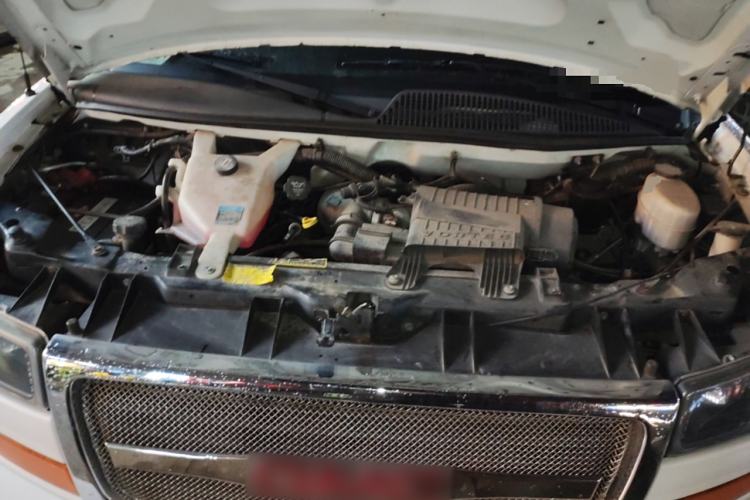 Used GMC SAVANA 2011 6.0L Business Star 10 Seats Engine Bay