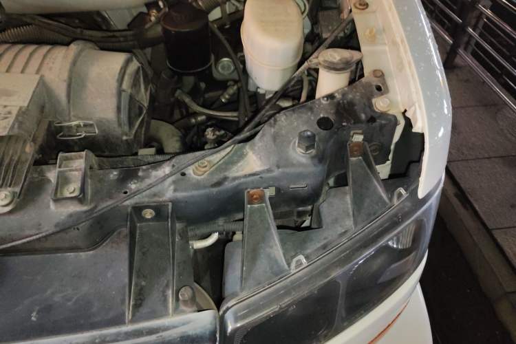 Used GMC SAVANA 2011 6.0L Business Star 10 Seats Engine Bay Left