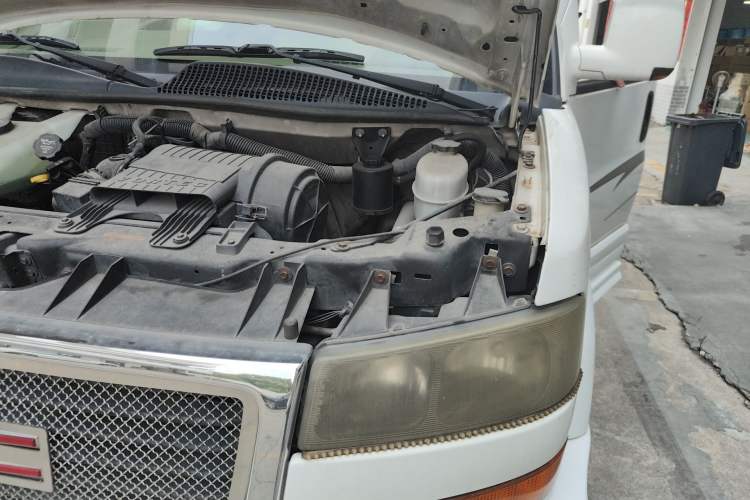 Used GMC SAVANA 2011 5.3L Business Star 7-seater Engine Bay Left