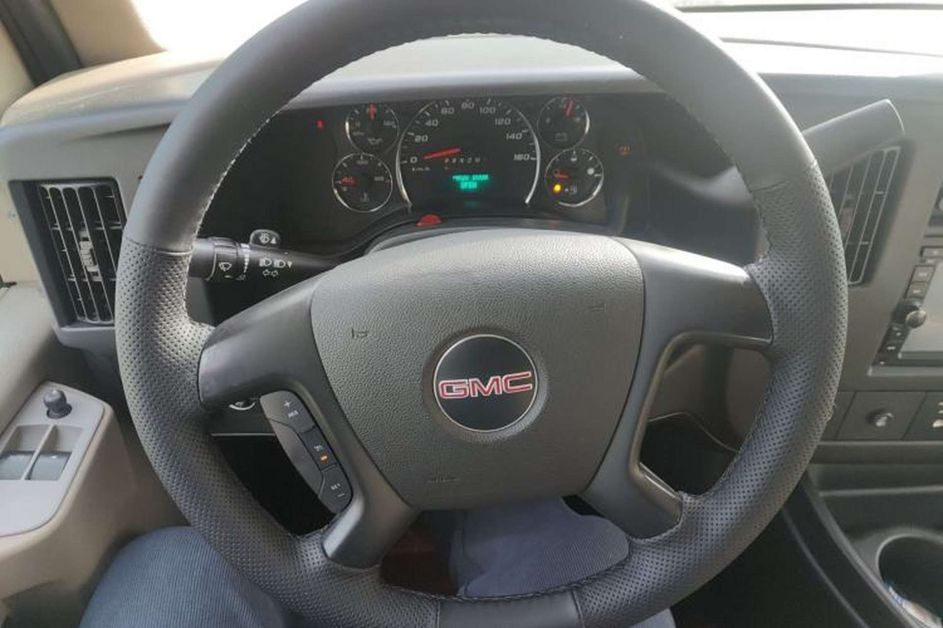 Used GMC SAVANA 2011 6.0L Business Star 7 seats Steering Wheel