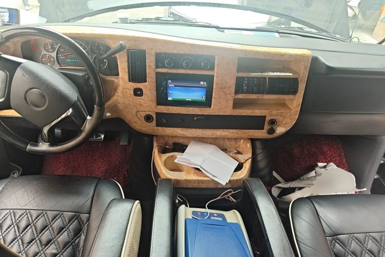 Used GMC SAVANA 2013 5.3L four-wheel-drive Leader Edition Center Console