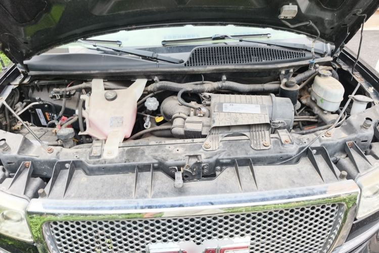Used GMC SAVANA 2013 6.0L Long Wheelbase Flagship Edition Engine Bay