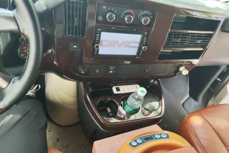 Used GMC SAVANA 2013 6.0L 2500S Sport Edition 7-seater Audio And AC Panel