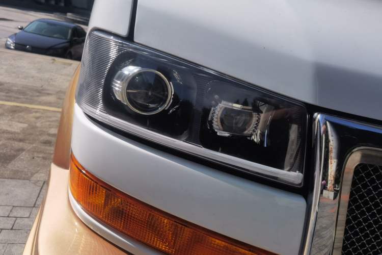 Used GMC SAVANA  Right Front Headlight
