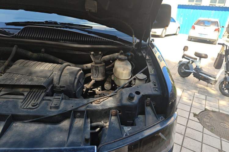 Used GMC SAVANA 2014 5.3L 1500S Prestige Edition Engine Bay Left