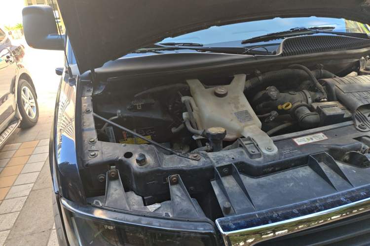 Used GMC SAVANA 2014 5.3L 1500S Prestige Edition Engine Bay Right