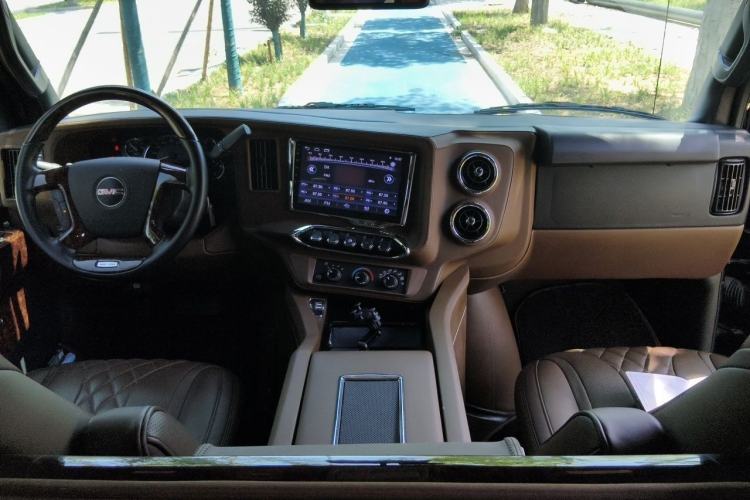 Used GMC SAVANA 2019 6.0L GL750 Elegant Sky Edition Center Console