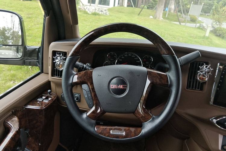 Used GMC SAVANA 2019 6.0L GL750 Elegant Sky Edition Steering Wheel