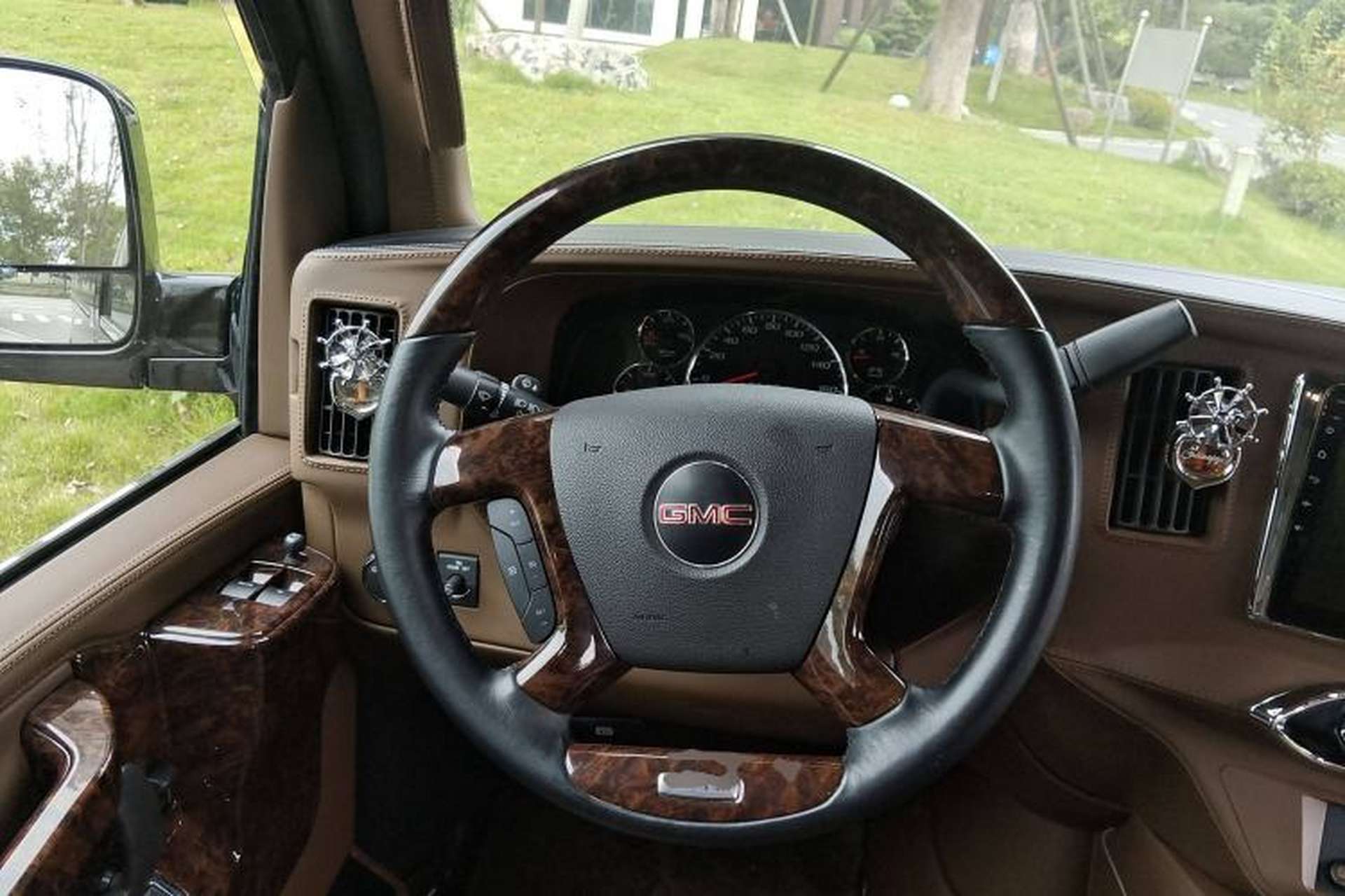 Used GMC SAVANA 2019 6.0L GL750 Elegant Sky Edition Steering Wheel