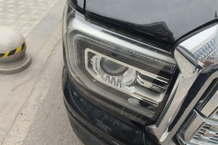 Used GMC SIERRA 2016 DENALI top-of-the-line model Right Front Headlight