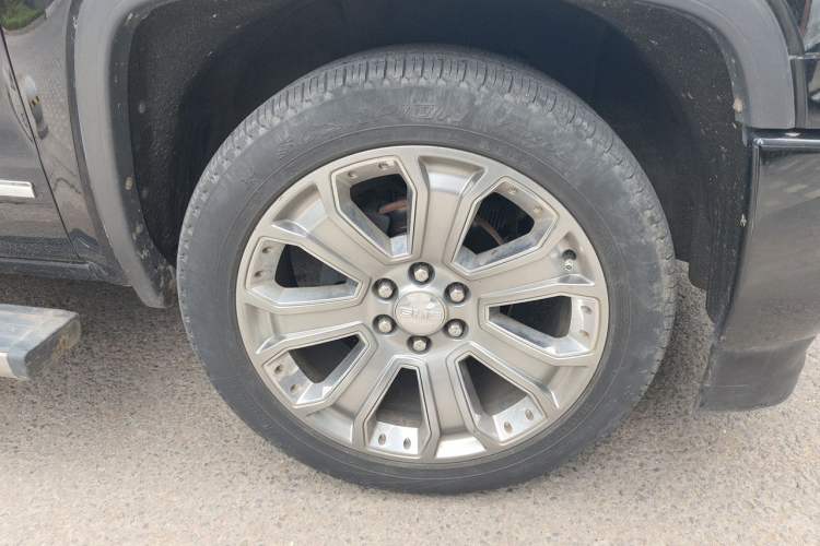 Used GMC SIERRA 2016 DENALI top-of-the-line model Right Front Wheel Hub