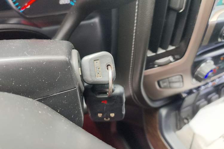 Used GMC SIERRA 2016 DENALI top-of-the-line model Vehicle Key