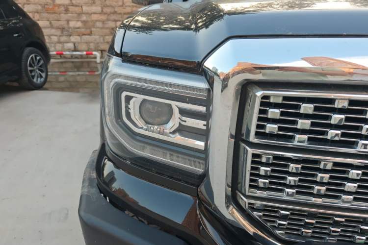 Used GMC SIERRA  Right Front Headlight