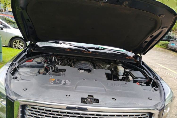 Used GMC YUKON  Engine Bay