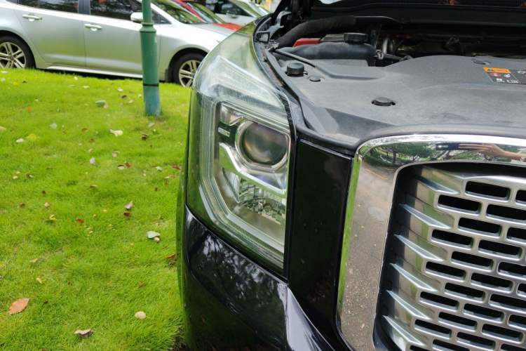 Used GMC YUKON  Right Front Headlight