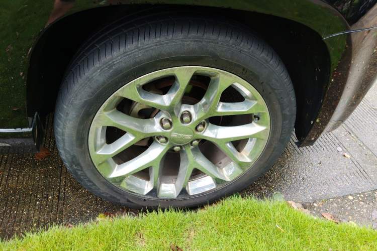 Used GMC YUKON  Right Front Wheel Hub