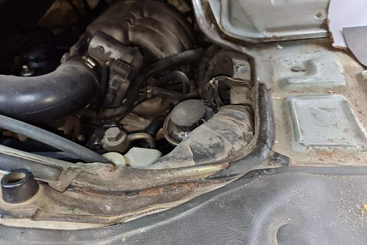 Used Golden Dragon Hiace 1999 2.0L Short-Wheelbase Gasoline Premium Version V19 Engine Bay Left