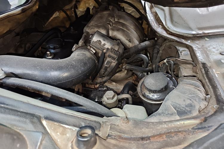 Used Golden Dragon Hiace 1999 2.0L Short-Wheelbase Gasoline Premium Version V19 Engine Bay