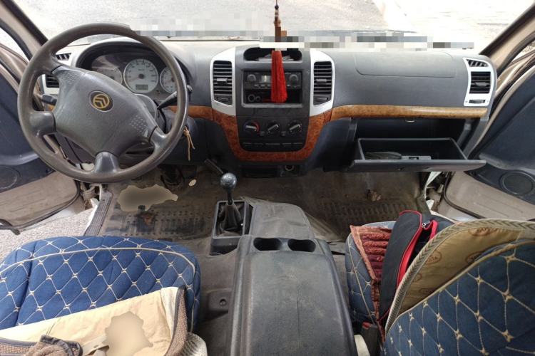 Used Golden Dragon Hiace 2010 2.0L Standard-Wheelbase Premium Version V19 Center Console