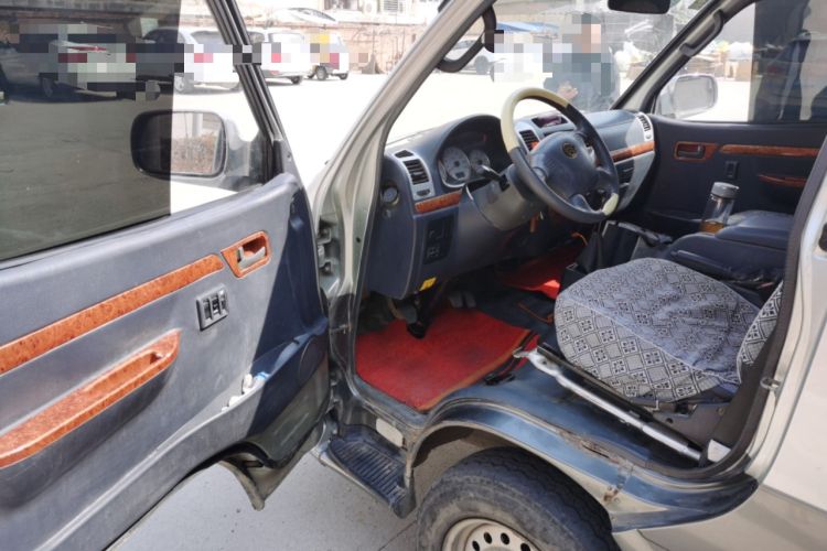 Used Golden Dragon Hiace 2010 2.0L Long-Wheelbase Gasoline Premium Version V20 Driver Seat