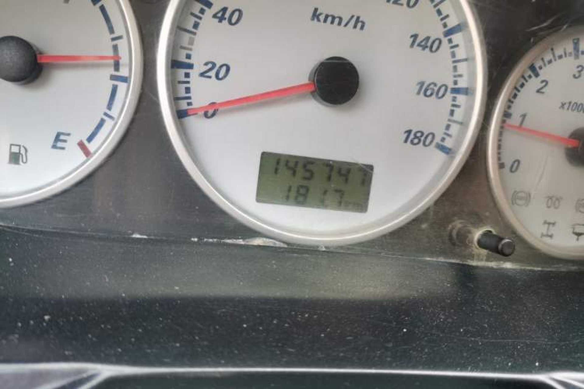 Used Golden Dragon Hiace 2010 2.0L Long-Wheelbase Gasoline Premium Version V20 Odometer Close Up