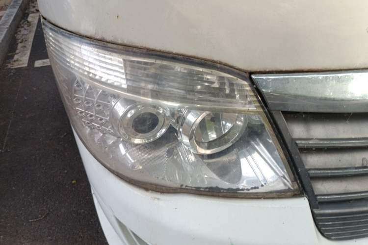 Used Golden Dragon Hiace 2010 2.0L Standard-Wheelbase Premium Version V19 Right Front Headlight