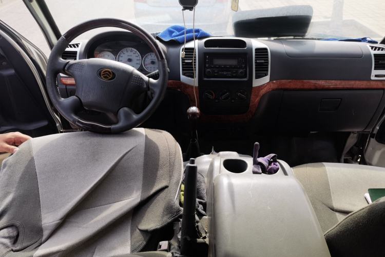 Used Golden Dragon Hiace 2010 2.0L Standard-Wheelbase Premium Version V19 Center Console