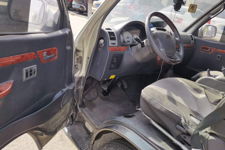 Used Golden Dragon Hiace 2010 2.0L Standard-Wheelbase Premium Version V19 Driver Seat