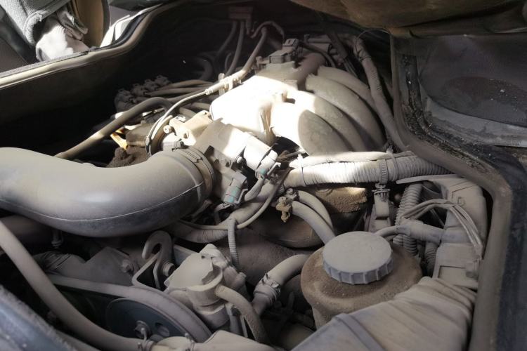 Used Golden Dragon Hiace 2010 2.0L Standard-Wheelbase Premium Version V19 Engine Bay